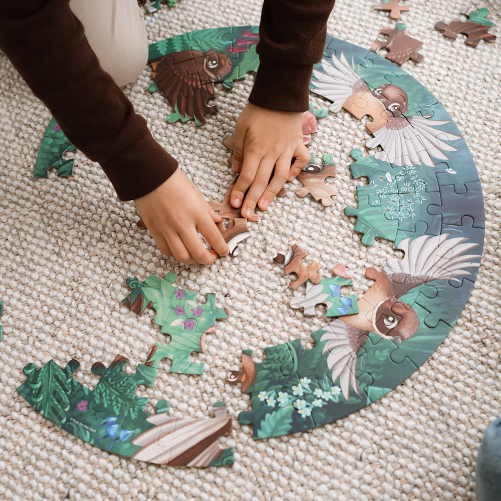 Kuwi the Kiwi Fantail Flutter Round 100 Piece Puzzle